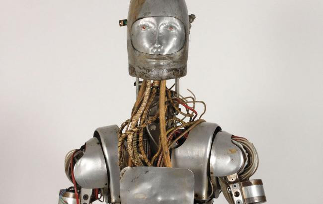 spacesuit_robot_dummy_auction01_650x410