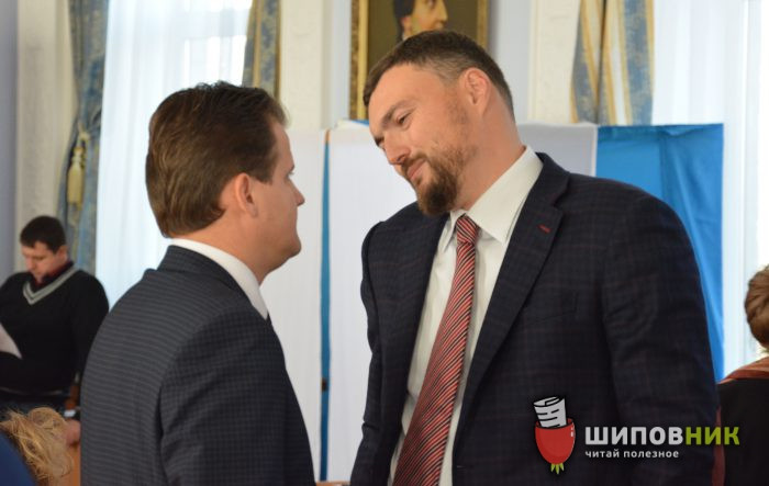 Пока Игорь Дятлов поздравлял Александра Омельчука с новой должностью