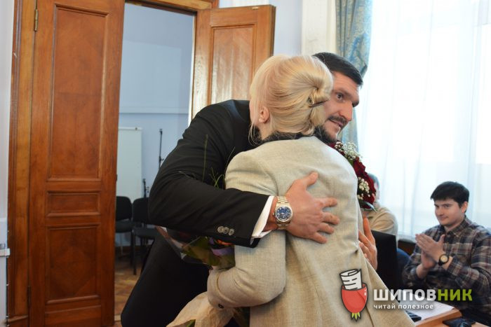 Алексей Савченко радушно поздравил свою коллегу
