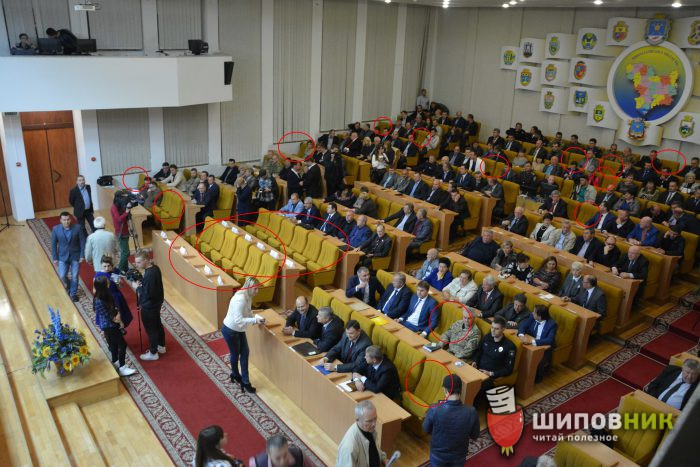 Весь зал был заполнен, свободных мест не было