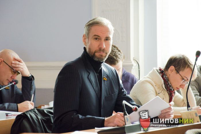 Вячеслав Апанасенко предложил соорудить временный каток