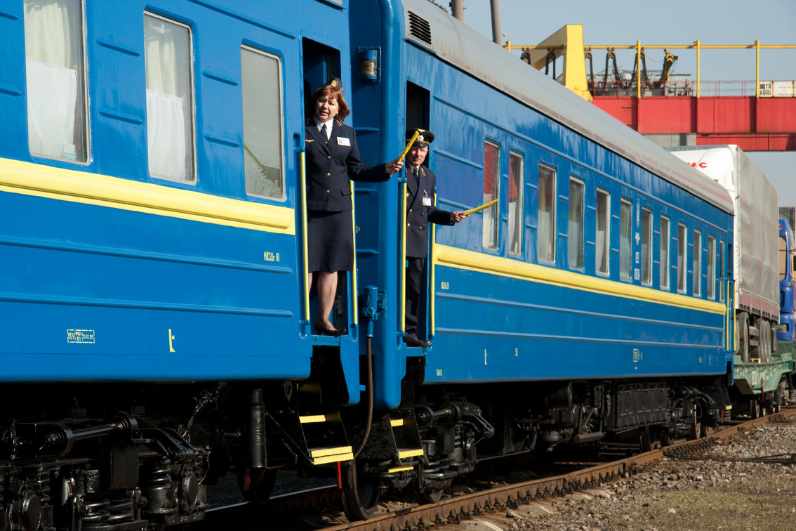 Ukrainian_train_railway_pojizd_2