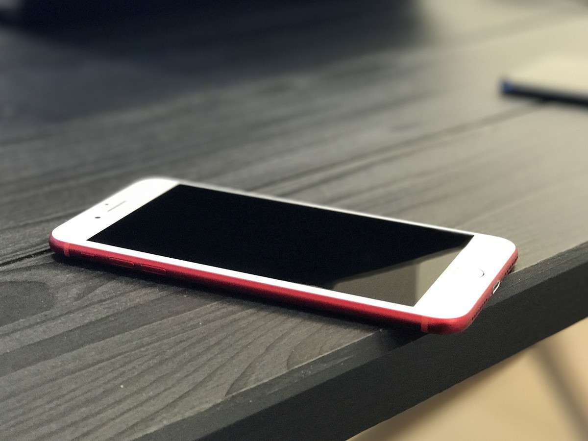 red-iphone-7-angle
