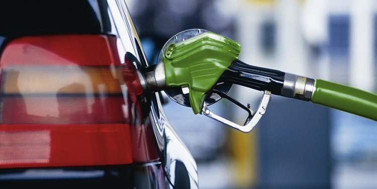 Zapfpistole in Tankoeffnung eines Autos