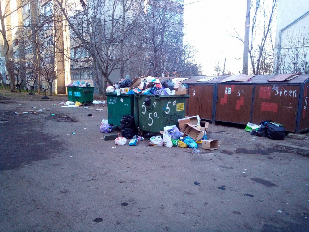 Обычная мусорка. Мусорки. С днем мусорки. Мусорок мусорок заходи. Мусорок мусорок заходи.