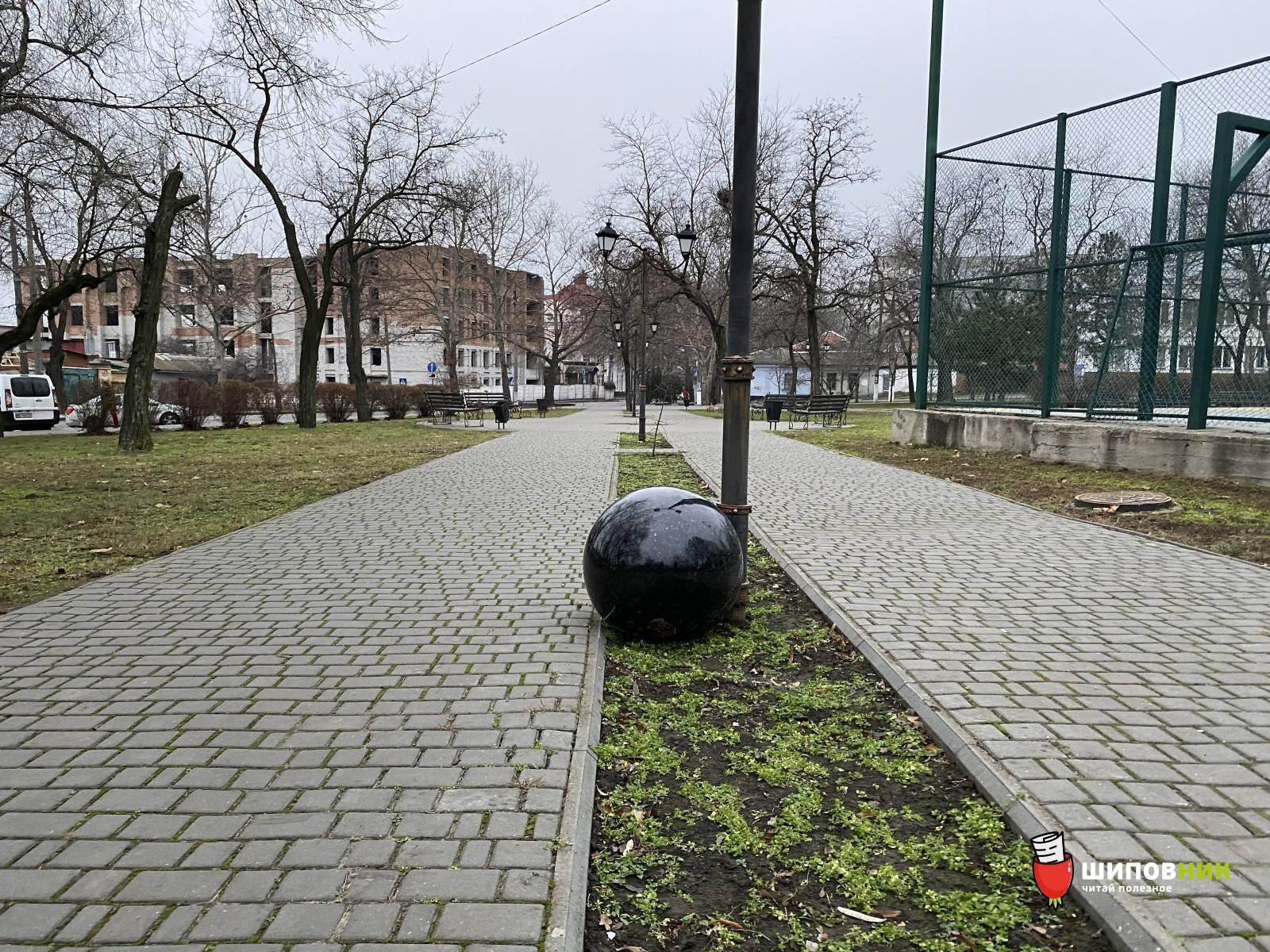 Шарик упал. Парк сердце города Николаев. Вес шара гранитного. Гранитный город. Исторический сквер.