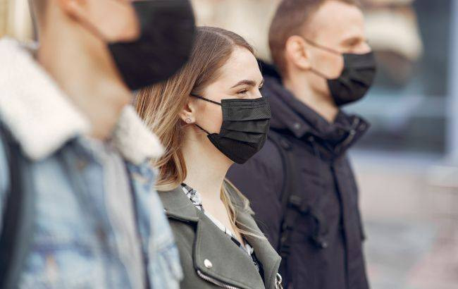 people_masks_stands_street_2_650x410