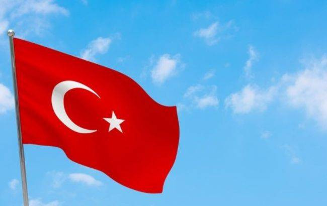 turkey_flag_on_pole_blue_sky_national_flag_of_turkey_160901_2104_650x410