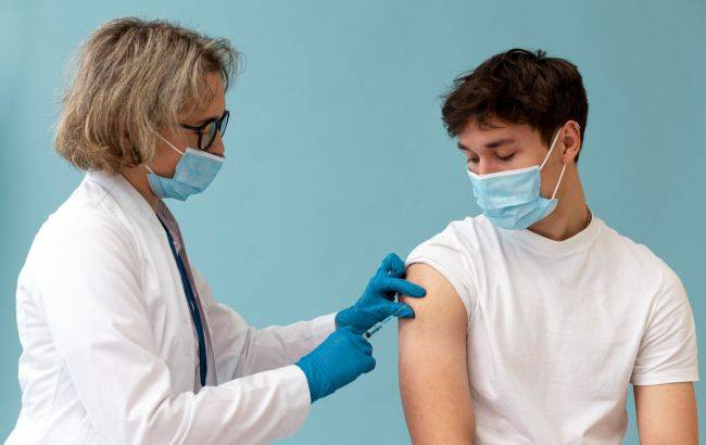 medium_shot_young_man_getting_vaccine_1_650x410