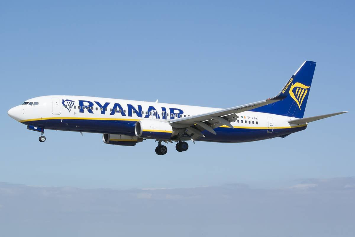 Ryanair_Boeing_737-800_EI-EBX
