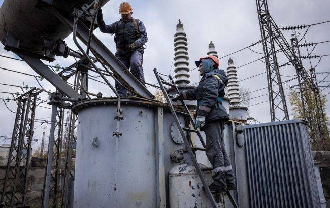 _elektromerezhi_poshkodzhennya_remont_naslidki_obstrilu_nemae_svitla__gettyimages_1244494550_1_1300x820_1_650x410