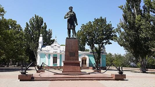 Памятник_Макарову_2