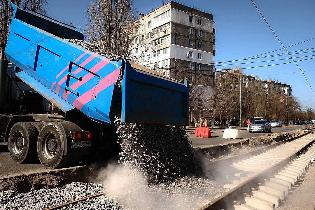 983615